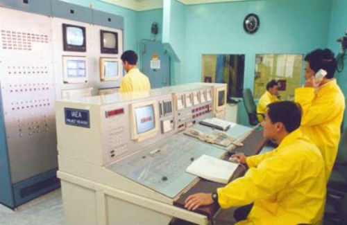 Các nhà khoa học đang vận hành lò phản ứng