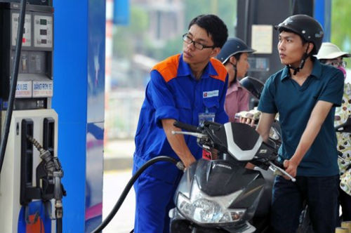 5. Giá xăng giảm gần 1.200 đồng từ 15h chiều 3/9 Theo Bộ Công thương, từ 15h ngày 3/9, giá xăng RON 92 giảm 1.198 đồng/lít, xuống mức giá bán lẻ mới không cao hơn 17.338 đồng/lít. Giá dầu diesel cũng giảm 111 đồng/lít, xuống mức giá không cao hơn 13.310 đồng/lít; dầu hoả có giá bán lẻ không cao hơn 12.286 đồng/lít, tức giảm 123 đồng/lít; dầu madut giảm 785 đồng/kg, còn 9.351 đồng/kg.