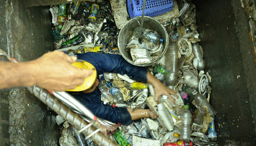 2 hệ thống cống tại khu vực máy bơm hoạt động ngập trong rác thải, chai nhựa... gây tắc nghẽn. Chủ tịch HĐQT Công ty Quang Trung cho biết thêm, trong 8 đợt mưa cực lớn vừa qua, máy bơm của đơn vị giải quyết ngập rất hiệu quả, người dân thoải mái đi lại mà không phải bì bõm như trước đây. Tuy nhiên, cơn mưa trưa nay chưa đầy 1 giờ với lượng mưa không lớn, máy bơm vẫn hoạt động nhưng nước rút rất chậm thì thật vô lý. Ông Cường không ngần ngại cho biết việc nay là có sự phá hoại của nhóm đối tượng nào đó, vì trước đó ông nhận đươc thông tin nhóm phá hoại sẽ đưa những vật dụng, bó thép gai xuống cống để gây tắc cống. "Chúng tôi nghi ngờ có hành động phá hoại gây tắc cống. Sau khi kiểm tra, chúng tôi sẽ có văn bản gửi Thành uỷ, UBND TPHCM để đề nghị cơ quan chức năng vào cuộc điều tra làm rõ”, ông Cường nói. Trước đó sáng ngày 2/10, Trung tâm chống ngập TP.HCM (đại diện UBND TP.HCM) và Tập đoàn Công nghiệp Quang Trung - chủ đầu tư công trình máy bơm công suất lớn ở đường Nguyễn Hữu Cảnh đã ký hợp đồng nguyên tắc chống ngập cho khu vực này.