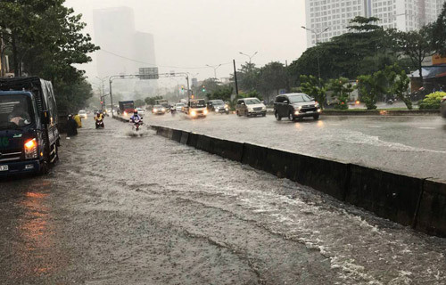 Tình trạng ngập kéo dài trong gần 1 giờ dù máy bơm công suất lớn của Công ty Quang Trung vẫn hoạt động bơm nước. “Cơn mưa lớn đổ xuống lúc 11h40 trưa cùng ngày, công ty cho bơm nước chống ngập ngay sau đó. Tuy nhiên, khi nhận được tin tuyến đường tiếp tục ngập, chúng tôi đã thông báo với Trung tâm Chống ngập TP.HCM cùng trực tiếp xuống kiểm tra thì phát hiện 2 tuyến cống bị tắc nghẽn hoàn toàn dẫn đến ngập kéo dài”, ông Cường thông tin. Theo ghi nhận của PV Kiến Thức, vào thời gian trên, nhiều khu vực ở TP.HCM xuất hiện cơn mưa khá lớn trên diện rộng. Mưa lớn khiến đường Nguyễn Hữu Cảnh (đoạn qua chung cư The Manor, quận Bình Thạnh) nước ngập sâu gần nửa xe máy. Tình trạng ngập kéo dài trong gần 1 giờ.