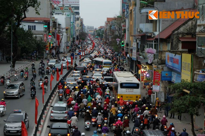 Đường Nguyễn Lương Bằng dòng người và các phương tiện chật cứng.