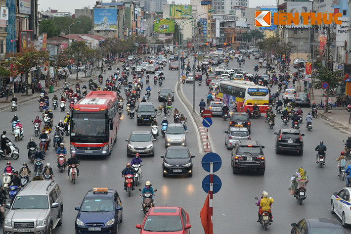 Tại phố Tây Sơn, mật độ giao thông giãn dần sau 8h30 sáng.