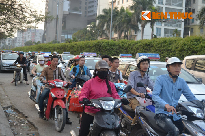 Khu vực gần bến xe Mỹ Đình giao thông tình trạng ùn tắc cũng khá căng thẳng.