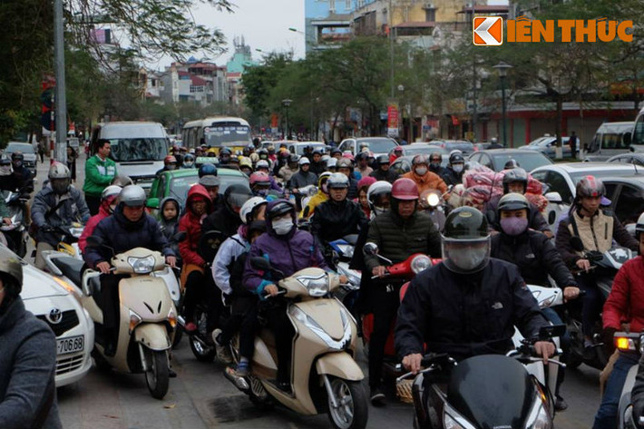 Nhiều phương tiện phải chuyển hướng đi lên vỉa hè.