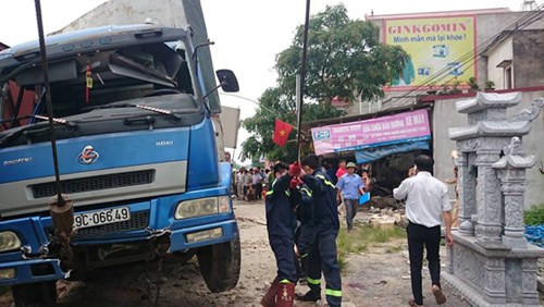 5. Va chạm với tàu hoả, 2 người kẹt cứng trong ca-bin xe tải. Khoảng 11h ngày 5/6/2015, tại đường ngang dân sinh cắt ngang đường sắt, lối vào cụm công nghiệp Quất Động, huyện Thường Tín, ô tô tải BKS 29C-066.49 đã đâm trực diện vào đoàn tàu chở hàng có số hiệu D18E-614 chạy hướng Bắc – Nam. Vụ va chạm mạnh khiến khiếc xe tải bị kéo lê khoảng 30 mét rồi mắc kẹt giữa tàu hàng và hàng rào sắt bảo vệ hành lang đường sắt. Ca bin chiếc xe bẹp rúm và lái xe, phụ xe mắc kẹt trong ca bin.