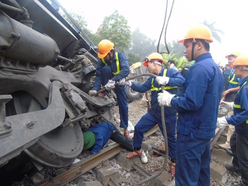 2. Tông vào ô tô chở đá, đầu tàu hỏa văng khỏi đường ray. Khoảng 3h30 ngày 24/12/2015 tại Km28+800 (xã Minh Cường, huyện Thường Tín, Hà Nội), khi lưu thông qua đường sắt, ôtô tải chở vật liệu xây dựng BKS 29L-354.30 do Bùi Văn Kiều (ở huyện Kim Bôi, Hòa Bình) điều khiển, bị đoàn tàu mang ký hiệu NA2 (lộ trình Hà Nội - Nghệ An) tông trúng. Cú đâm kinh hoàng khiến xe tải biến dạng, bị đứt rời thành 3 đoạn, cabin móp méo; tàu hỏa bị chệch khỏi đường ray và đâm xuống khu vườn của người dân.