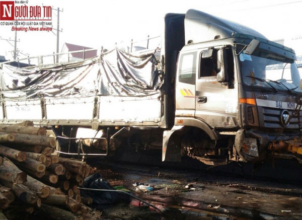 4. Đứng chờ xe đi khám bệnh, một phụ nữ bị xe tải hất văng, tử vong Khoảng 5h sáng 9/6, chị Nguyễn Thị Thuỳ Vân (45 tuổi, ngụ ấp An Bình, xã Trung Hoà, huyện Trảng Bom, Đồng Nai) đang đứng giữa đường ngay đầu dải phân cách cứng để đón xe đi bệnh viện khám bệnh thì bất ngờ bị xe tải BKS 79C – 064.55 đâm phải, hất chị Vân bay hàng chục mét, bất tỉnh. Chị Vân nhanh chóng được người dân và gia đình đưa đi cấp cứu, nhưng chị đã tử vong ngay sau đó.