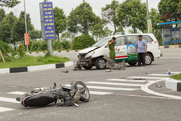5. Va chạm với taxi, người đàn ông đập đầu vào dải phân cách, tử vong Khoảng 9h30 ngày 9/6, xe taxi của hãng Vinasun BKS: 56M 1182 do tài xế Thạch Su Thanh (27 tuổi, quê Sóc Trăng) điều khiển đến khu vực quay đầu xe trên đường Hùng Vương, tài xế Thanh cho xe quay đầu chạy ngược lại thì bất ngờ va chạm với 2 người đàn ông đi xe máy lưu thông ngược chiều. Tai nạn khiến 2 người trên xe máy văng nhiều mét, người ngồi sau đập đầu vào dải phân cách tử vong tại chỗ.