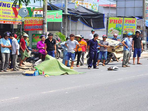 2. Tránh xe máy, nam thanh niên bị xe tải chèn qua người tử vong Khoảng 10 giờ ngày 6/6, anh Trần Thanh Phong (20 tuổi) điều khiển xe máy BKS 60K7 – 2525, khi lưu thông đến khu phố 11 (phường Tân Phong, TP. Biên Hòa, Đồng Nai), thấy xe máy BKS 72H2 - 1080 chất đầy phế liệu đậu chiếm lối đi phía trước, anh Phong lách ra làn ngoài để tránh. Lúc này, xe tải BKS 60C - 106.99 chạy cùng chiều lao tới đâm trúng làm Phong cùng xe máy ngã xuống đường. Nạn nhân bị bánh xe tải chèn qua người, tử vong tại chỗ.
