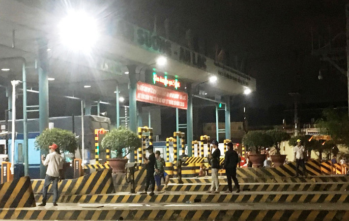 Theo các tài xế, hợp đồng thu phí giữa Bộ Giao thông vận tải với Công ty cổ phần đầu tư phát triển hạ tầng IDICO (chủ đầu tư BOT An Sương - An Lạc) bắt đầu từ tháng 4/2004, kéo dài 145 tháng. Tính theo hợp đồng, IDICO đã thu phí quá hạn 31 tháng.
