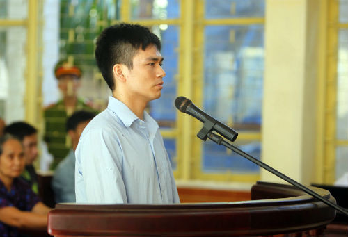 6. Tuyên phạt Lý Nguyễn Chung 12 năm tù giam Kết thúc phiên tòa xét xử Lý Nguyễn Chung sáng ngày 23/7, Hội đồng xét xử tuyên phạt bị cáo Chung 12 năm tù về tội Giết người, 2 năm tù về tội Cướp tài sản. Tuy nhiên, tại thời điểm phạm tội, bị cáo Chung mới 14 tuổi, được áp dụng nguyên tắc chưa thành niên phạm tội, nên tổng hợp hình phạt mà bị cáo phải chấp hành là 12 năm tù.
