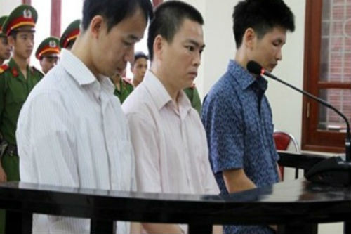 7. Vụ lật cầu treo Chu Va 6: 23 năm tù giam cho 3 bị cáo Sau 3 ngày làm việc và nghị án, sáng 23/7, Hội đồng xét tuyên phạt Nguyễn Văn Ký và Bùi Hải Sơn 10 năm tù giam, cấm 5 năm hành nghề liên quan đến hoạt động xây dựng; Hoàng Đình Vấn 3 năm tù, cấm 2 năm đảm nhiệm chức vụ và làm công việc liên quan đến hoạt động xây dựng. Tòa buộc các bị cáo phải bồi thường về tính mạng tài sản sức khỏe cho người bị hại là hơn 2 tỷ 500 triệu đồng.