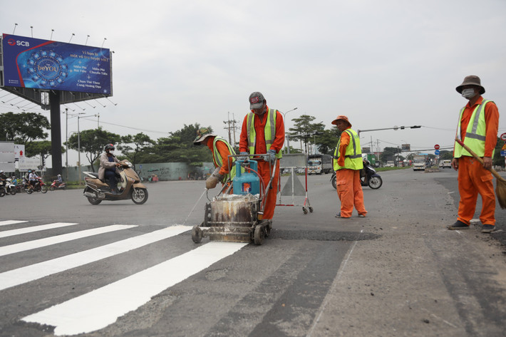 Nhiều mảng mặt đường được đơn vị thi công bóc gỡ, trải lớp nhựa mới, xe cộ đã được lưu thông an toàn trở lại.