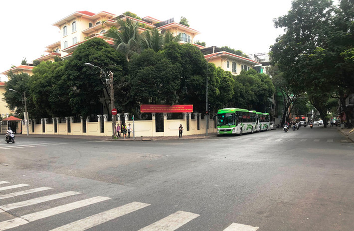 Sáng 28 tháng Chạp (2/2), ngày đầu tiên nghỉ Tết Kỷ Hợi, dù đã hơn 9h nhưng dường như đường phố ở đô thị lớn nhất nước vẫn còn "ngủ nướng". Đường phố Sài Gòn vắng lặng đến ngỡ ngàng. Ảnh: Góc gã tư Nguyễn Du - Trương Định (phường Bến Thành, quận 1).