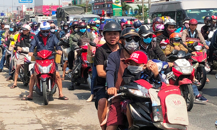 Đến hơn 14h chiều nay 28 tháng Chạp (2/2), bất chấp nắng nóng gay gắt giữa mùa khô miền Nam, hàng vạn người dân vẫn ùn ùn chạy xe máy về các tỉnh miền Tây nghỉ Tết Nguyên đán Kỷ Hợi 2019. Nhiều người với chiếc xe máy "thần kỳ" chở người thân và nhiều hành lý lỉnh kỉnh.