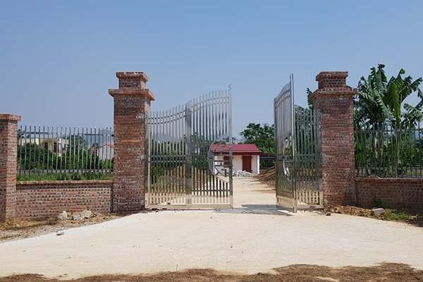 Chiếm 3.000 m2 đất công, Chủ tịch xã ở Thanh Hóa bị khởi tố: Công an Thanh Hóa đã ra quyết định khởi tố bị can, áp dụng biện pháp ngăn chặn cấm đi khỏi nơi cư trú đối với Lê Xuân Thảo, nguyên Chủ tịch UBND xã Hà Vinh; Ngô Văn Dũng, nguyên cán bộ địa chính xã và Ngô Văn Lưu, nguyên trưởng thôn Quý Vinh về hành vi "Lợi dụng chức vụ quyền hạn trong khi thi hành công vụ".