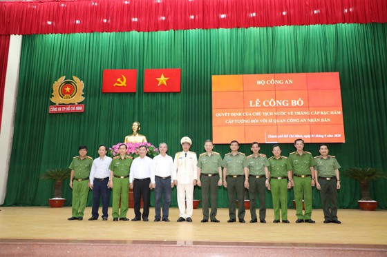 Đây là niền vinh dự, tự hào của đồng chí Cao Đăng Hưng và cũng là niềm vinh dự, tự hào chung của lực lượng CAND. Theo đồng chí Bộ trưởng, thời gian tới nhiệm vụ bảo vệ an ninh Quốc gia, giữ gìn trật tự xã hội sẽ còn nhiều khó khăn, thách thức.