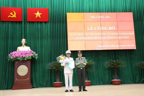 Ngày 1/9 tại TP Hồ Chí Minh, Bộ Công an đã tổ chức lễ công bố, trao quyết định thăng cấp bậc hàm cấp tướng đối với sĩ quan CAND cho đồng chí Đại tá Cao Đăng Hưng, Phó Giám đốc Công an TP Hồ Chí Minh.