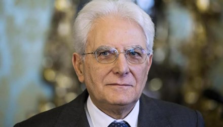 Tổng thống Italia thăm Việt Nam 11h30 ngày 5/11/2015, Tổng thống Italia Sergio Mattarella xuống sân bay quốc tế Nội Bài, Hà Nội bắt đầu chuyến thăm cấp nhà nước đến Việt Nam từ ngày 6 đến 8/11/2015 theo lời mời của Chủ tịch nước Trương Tấn Sang. Đây là chuyến thăm đầu tiên của một Tổng thống Italia đến Việt Nam. Chuyến thăm của Tổng thống nước Cộng hòa Italia nhằm tăng cường quan hệ Đối tác chiến lược Việt Nam - Italia trong các lĩnh vực chính trị, ngoại giao, kinh tế, quốc phòng - an ninh, văn hóa, giáo dục, đào tạo, khoa học - công nghệ và du lịch, tạo điều kiện thuận lợi cho các doanh nghiệp Italia đầu tư vào Việt Nam.