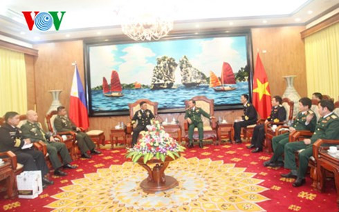 Tư lệnh Hải quân Philippines thăm Việt Nam Chiều 19/3/2015, Thượng tướng Đỗ Bá Tỵ, Tổng Tham mưu trưởng Quân đội nhân dân Việt Nam đã tiếp Phó Đô đốc Jesus C. Millan, Tư lệnh Hải quân Philippines. Tổng Tham mưu trưởng Đỗ Bá Tỵ đánh giá cao quan hệ hữu nghị giữa hai nước và khẳng định Philipines luôn là một trong những đối tác quan trọng của Việt Nam trong khu vực; bày tỏ vui mừng trước việc lãnh đạo cấp cao hai nước đã nhất trí chủ trương nâng cấp quan hệ song phương lên tầm đối tác chiến lược, coi đây là cơ hội để quân đội hai nước thúc đẩy mở rộng quan hệ quốc phòng.