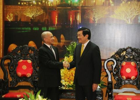 Quốc vương Campuchia thăm Việt Nam Ngày 19/10/2015, Quốc vương Campuchia Norodom Sihamoni đã bắt đầu chuyến thăm và nghỉ dưỡng tại Việt Nam từ ngày 19-22/10/2015. Quốc vương Sihamoni nhấn mạnh: Việt Nam là người bạn lớn, láng giềng gần gũi và thân thiết của nhân dân Campuchia; nhân dân Campuchia đánh giá cao và không bao giờ quên sự ủng hộ, giúp đỡ to lớn và quý báu mà Đảng, Nhà nước và nhân dân Việt Nam đã dành cho nhân dân Campuchia trong mọi hoàn cảnh. Quốc vương Campuchia khẳng định sẽ tiếp tục thực hiện con đường đúng đắn của Vua cha vun đắp cho tình đoàn kết, quan hệ hữu nghị trong sáng, sự hợp tác tốt đẹp và đời đời bền vững giữa hai dân tộc anh em Campuchia - Việt Nam.