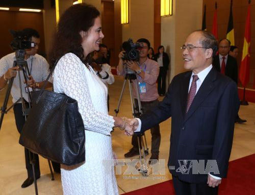 Nữ Chủ tịch Thượng viện Vương quốc Bỉ thăm Việt Nam Nhận lời mời của Chủ tịch Quốc hội Nguyễn Sinh Hùng, Đoàn đại biểu Thượng viện Vương Quốc Bỉ do bà Christine Defraigne, Chủ tịch Thượng viện dẫn đầu đã tới Hà Nội bắt đầu chuyến thăm chính thức Việt Nam từ ngày 1 đến 7/11/2015. Chủ tịch Thượng viện Vương Quốc Bỉ đánh giá cao mối quan hệ giữa hai nước trên các lĩnh vực đào tạo, y tế và cho rằng hai bên còn nhiều tiềm năng cải thiện hơn nữa hợp tác đầu tư. Chủ tịch Christine Defraigne cho biết, nghị viện Bỉ luôn ủng hộ quan hệ giữa Việt Nam và EU trong suốt thời gian qua, đặc biệt Bỉ đã phê chuẩn Hiệp định đối tác và hợp tác (PCA) giữa Việt Nam và EU; khẳng định Bỉ sẽ tiếp tục thúc đẩy để các nước thành viên EU khác sớm phê chuẩn Hiệp định này.