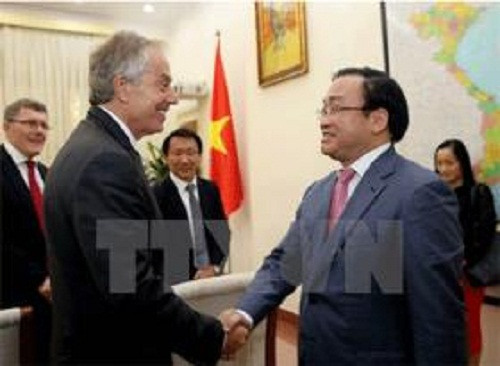 Cựu Thủ tướng Anh Blair thăm Việt Nam thúc đẩy hợp tác kinh tế Ngày 19/10, tại Trụ sở Chính phủ, Phó Thủ tướng Hoàng Trung Hải đã tiếp cựu Thủ tướng Liên hiệp Vương quốc Anh và Bắc Ireland Tony Blair đang thăm làm việc tại Việt Nam. Bày tỏ vui mừng sang thăm Việt Nam, Cựu Thủ tướng Anh Tony Blair cho biết, mục tiêu chuyến thăm nhằm tiếp tục thúc đẩy sự hợp tác của Văn phòng TBA với các cơ quan đối tác Việt Nam. Trong thời gian tới, TBA đặc biệt quan tâm tới chủ trương cải cách doanh nghiệp nhà nước mà Việt Nam đang đẩy mạnh triển khai. Cựu Thủ tướng Tony Blair mong muốn Chính phủ Việt Nam tạo điều kiện thuận lợi để việc triển khai hợp tác, hỗ trợ các lĩnh vực hợp tác này cụ thể và mạnh mẽ hơn nữa.