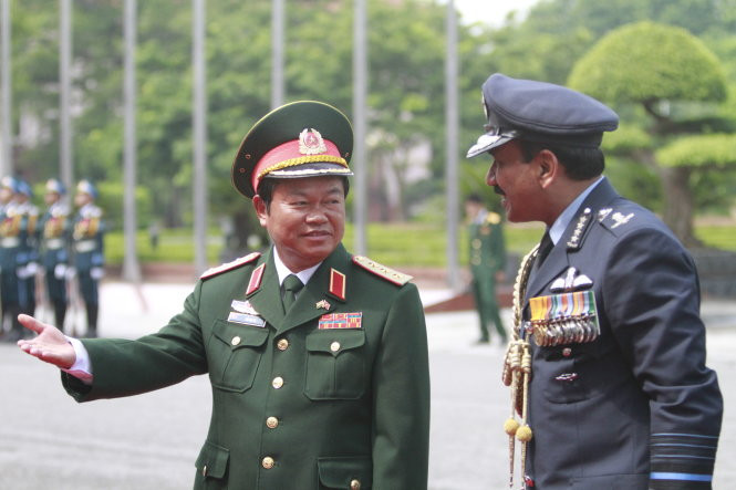 Đại tướng không quân Ấn Độ thăm Việt Nam Sáng 10/9/2015, Lễ đón chính thức Đại tướng Arup Raha, Chủ tịch Uỷ ban tham mưu trưởng kiêm Tư lệnh không quân Ấn Độ, đã diễn ra trọng thể tại trụ sở Bộ Quốc phòng. Đây là chuyến thăm chính thức theo lời mời của Thượng tướng Đỗ Bá Tỵ, Tổng tham mưu trưởng Quân đội nhân dân Việt Nam.Tại đây, Đại tướng Arup Raha bày tỏ vui mừng được đến thăm Việt Nam. Việt Nam và Ấn Độ là hai nước có mối quan hệ hữu nghị truyền thống lâu đời, tốt đẹp. Hai nước luôn tích cực ủng hộ lẫn nhau trong các vấn đề quốc tế, khu vực. Trong quan hệ, Ấn Độ luôn coi Việt Nam là đối tác quan trọng nhất trong chính sách hướng Đông của mình.