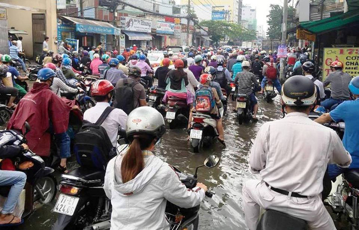 Theo dự báo của Trung tâm khí tượng thủy văn Khu vực Nam Bộ, thời tiết mưa dông, triều cường ở khu vực Nam Bộ những ngày tới còn diễn biến phức tạp. Vì vậy sẽ ảnh hưởng đến đời sống, việc đi lại của người dân.