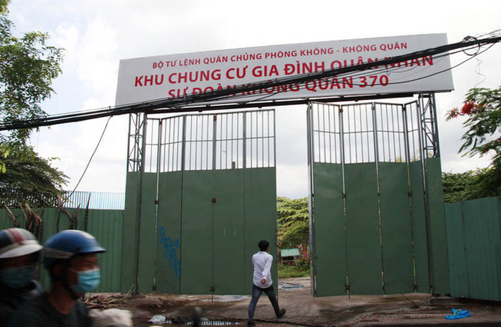 Điều đáng nói là vị trí xây dựng dự án nằm sát đường Tân Sơn, Q.Tân Bình. Thủ tướng Chính phủ đã có chủ trương thu hồi sân golf để mở rộng sân bay Tân Sơn Nhất. Nếu dự án được hình thành, việc mở rộng sân bay sẽ gặp nhiều trở ngại bởi dự án án ngữ hết đường vào ở phía bắc. Tuy nhiên, giữa "tâm điểm" ồn ào của dư luận nhiều ngày qua, hiện dự án này đã dừng thi công. Ảnh: Tuổi trẻ.