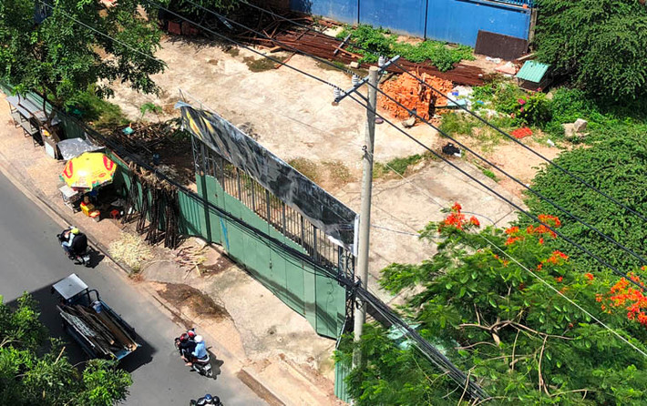 Khu đất dự án " chung cư gia đình quân nhân" thuộc Sư đoàn không quân 370 (đất quốc phòng sân bay Tân Sơn Nhất) nằm trên đường Tân Sơn, phường 15, quận Tân Bình, TP HCM. Dự án này đã được phê duyệt đầu tư cho Công ty CP đầu tư CTK. Ảnh: Vũ Sơn.