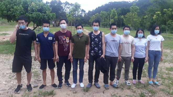 Quá trình điều tra của Công an tỉnh Quảng Ninh xác định, trong thời gian làm việc tại thành phố Đông Hưng (Trung Quốc) Voòng A Sủi quen biết với một đối tượng người Trung Quốc tên “A Lùng”. Sau đó, thông qua ứng dụng Wechat Sủi và A Lùng bàn nhau tổ chức cho một số người Trung Quốc nhập cảnh trái phép từ thành phố Đông Hưng đến Móng Cái, với giá 4.000 nhân dân tệ /1 người.