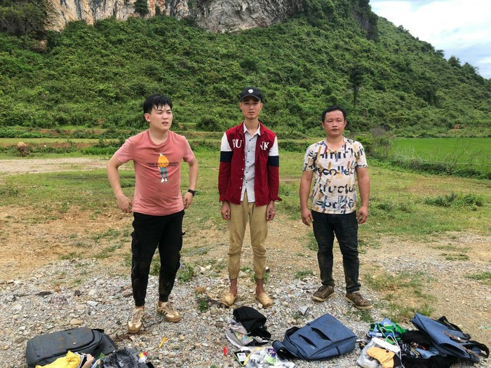 Khi những người Trung Quốc nhập cảnh thành công, các đối tượng này ngày lập tức sử dụng môtô đón và đưa đến trung tâm TP.Móng Cái để tìm cách tiếp tục đi sâu vào nội địa Việt Nam. Trong hai ngày 9-10/6, tại khu vực biên giới Mốc 1355 Sủi, Hây, Tằng, Xuân, Phóng đã tổ chức đón 6 người Trung Quốc nhập cảnh trái phép vào Móng Cái. Sau đó bị Bộ đội Biên phòng Quảng Ninh bắt giữ. >>> Video: Bắt 3 người Trung Quốc nhập cảnh trái phép vào Quảng Ninh (Nguồn VTC Now)