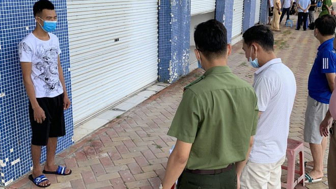 Quảng Ninh bắt 6 đối tượng tổ chức đưa người nhập cảnh trái phép vào Việt Nam: Ngày 25/7, Công an tỉnh Quảng Ninh đã ra quyết định khởi tố, bắt giam 3 tháng đối với 6 đối tượng, gồm: Voòng A Sủi (23 tuổi), Voòng A Hây (21 tuổi), Nình Văn Xuân (18 tuổi), Phùn Quay Phóng (22 tuổi), Phùn Văn Dũng (19 tuổi) cùng trú xã Hải Sơn, TP.Móng Cái (Quảng Ninh) và Lỷ A Tằng (24 tuổi) trú tại xã Đại Dực, H.Tiên Yên, Quảng Ninh.