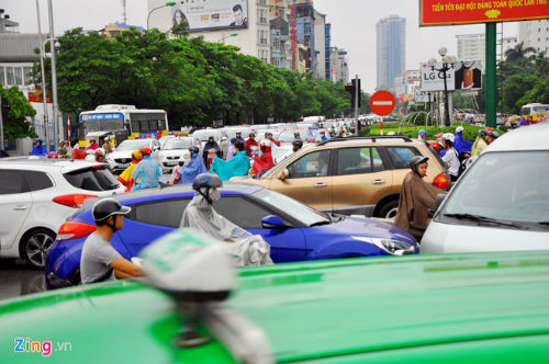 Các phương tiện không chịu nhường nhau, chỗ nào thoáng là chen lên. Ảnh: Hoàn Nguyễn.
