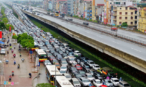 8h, đường Nguyễn Xiển và Vành đai 3 trên cao ùn tắc kéo dài hàng km. Ảnh: Hoàng Anh.