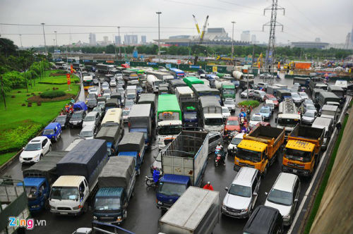 Ngã tư Trần Duy Hưng - Vành đai 3 ùn tắc kéo dài. Ảnh: Hoàn Nguyễn.