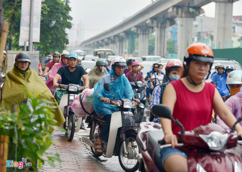 Ôtô dàn kín lòng đường khiến người đi xe máy phải lao lên vỉa hè. Chị Hồng Ngọc chia sẻ trên Otofun, ôtô của chị bị kẹt cứng trên đường Khuất Duy Tiến suốt 45 phút. Ảnh: Hoàng Anh.