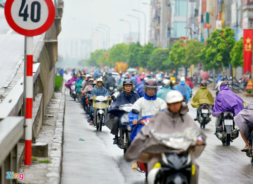 Thấy tắc đường, nhiều người nháo nhào đi ngược chiều từ Linh Đàm về Nguyễn Trãi đi cho kịp giờ làm khiến giao thông hỗn loạn, ùn tắc thêm trầm trọng. Ảnh: Hoàng Anh.