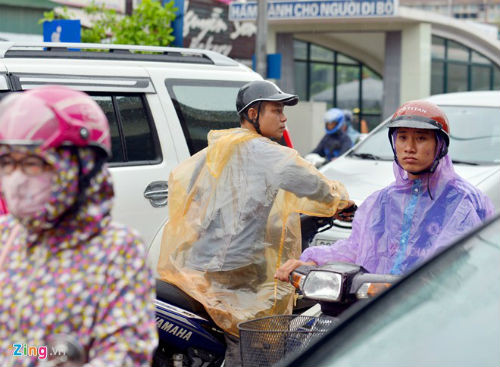 Xe máy này len lỏi đi ngược chiều để quay đầu ngay ngã tư Khuất Duy Tiến - Nguyễn Trãi. Ảnh: Hoàng Anh.