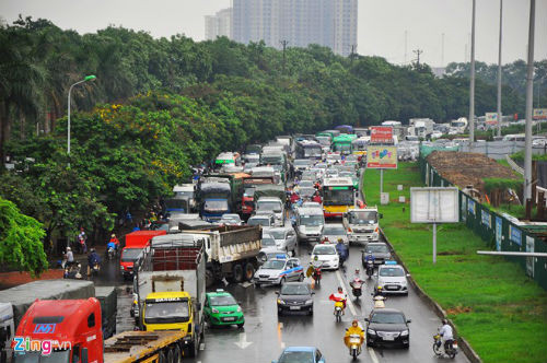 10h30, đại lộ Thăng Long vẫn ùn ứ kéo dài. Ảnh: Hoàn Nguyễn.
