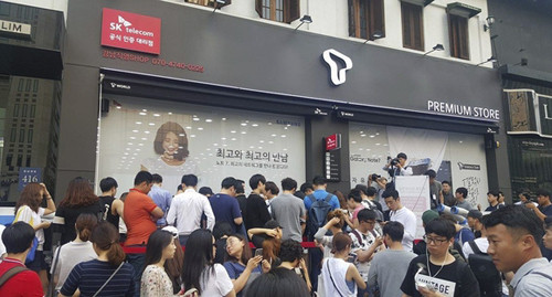 Cảnh người dân xếp hàng chờ mua Samsung Galaxy Note 7 tại Seoul, Hàn Quốc.