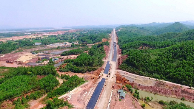 Cách đây 10 năm, Vân Đồn đã được Chính phủ quy hoạch là một trung tâm nghỉ dưỡng cao cấp. Từ đó đến nay, nhiều tập đoàn lớn đã đề xuất đầu tư nhiều dự án mang tầm quốc tế như Rockingham (Mỹ) đề xuất đầu tư cảng hàng không quốc tế nhưng đã rút lui, hiện tập đoàn Sungroup đang triển khai xây dựng dự án này và dự kiến sẽ hoàn thành vào năm 2018. Ảnh: Internet