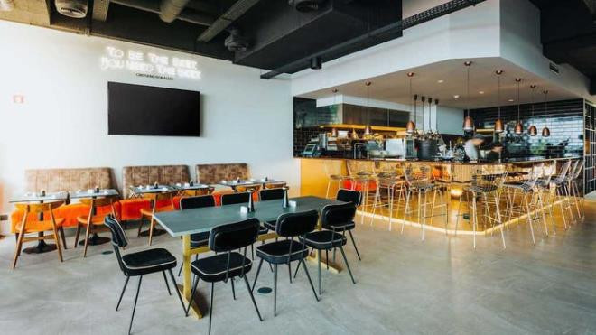 Chủ đề bóng đá tiếp tục góp mặt tại các khu vực chung như sảnh đón khách, quán bar...(Ảnh: Pestana CR7)