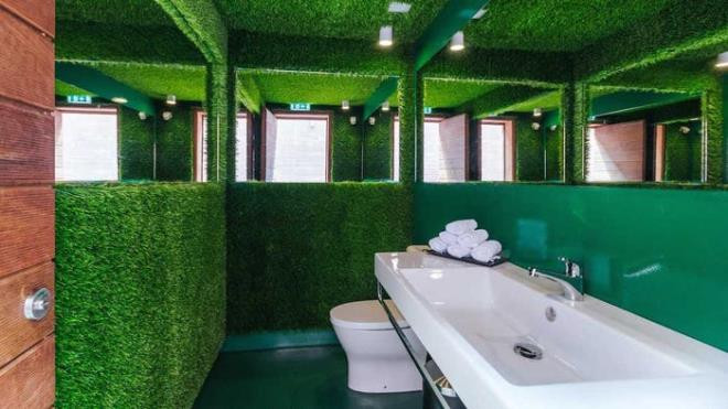 Khi ngâm mình trong bồn tắm, du khách có cảm giác như đang ở giữa sân vận động. (Ảnh: Pestana CR7)