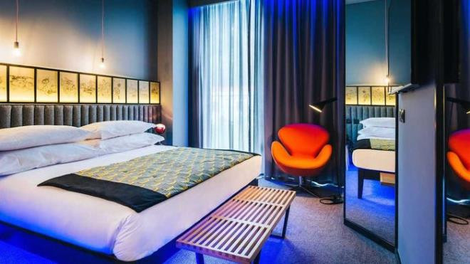 Mức giá tối thiểu cho một phòng khách sạn Pestana CR7 là 184 bảng Anh (tương đương gần 6 triệu đồng) mỗi đêm. Ngoài những tiện nghi thông thường, tất cả các phòng đều có ti vi HD 48 inch, thảm yoga trong phòng và hệ thống đèn chiếu theo tâm trạng. (Ảnh: Pestana CR7)