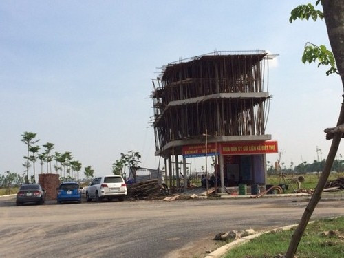 Cụ thể, văn bản số 454/CV-ANĐT-P5 nêu rõ: Cơ quan An ninh Điều tra Bộ Công an đang điều tra, xác minh vụ việc có dấu hiệu cố ý làm trái quy định của nhà nước về quản lý kinh tế gây hậu quả nghiêm trọng và lừa đảo chiếm đoạt tài sản trong việc thực hiện dự án BT đầu tư đường trục phía Nam tỉnh Hà Tây (cũ) và các dự án hoàn vốn: Khu đô thị Thanh Hà Cienco 5 (trước đây là Thanh Hà A, Thanh Hà B), Mỹ Hưng- Cienco 5 do Tổng Công ty xây dựng công trình giao thông 5-CTCP (Cienco 5) là nhà đầu tư/chủ đầu tư. Ảnh: Vietnamnet.