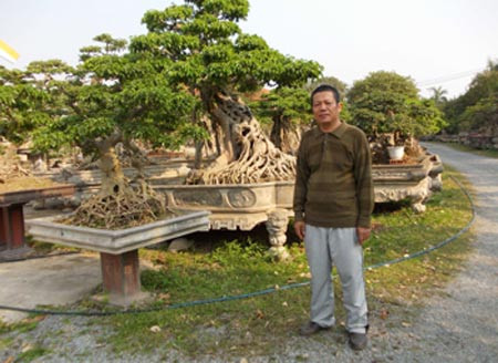 5. Xe tăng trong khu vườn nhà đại gia Phiến “cá” Đại gia Phiến “cá” ở Việt Trì, Phú Thọ tên đầy đủ là Nguyễn Văn Phiến, sinh năm 1956, quê gốc Thái Bình. Cơ ngơi của đại gia này là khu vườn sinh thái nằm ngay trung tâm thành phố Vĩnh Yên, tỉnh Vĩnh Phúc. Khu vườn rộng 15ha với 5ha đất trồng và 10 ha mặt nước được ông thuê lại của thành phố. Tại đây có tới 5. 000 cây cảnh với đủ chủng loại, kích cỡ, độ tuổi, thế giáng và giá trị. Ảnh: Vietnamnet.