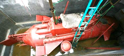 Dự kiến, tàu ngầm này có thể lặn sâu 50m, hoạt động độc lập trên biển 15 ngày, lúc lặn có thể đạt tốc độ 20-25 hải lý/giờ! Tuy nhiên, theo các chuyên gia, chiếc tàu ngầm sản xuất thủ công như của người kỹ sư cơ khí “chân đất” ở quê lúa Thái Bình này chẳng khác gì một thứ đồ chơi được làm đắt tiền, bởi vì ông Hòa đã bỏ ra 1 tỷ đồng để lắp ráp nó. Để đưa chiếc tàu ngầm này vào sử dụng chắc sẽ còn một thời gian dài nghiên cứu, thử nghiệm và tốn nhiều tiền của, thời gian. Ảnh: Lao động.