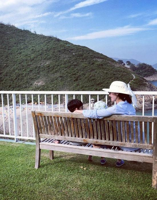 Sau những rắc rối về mối tình "giật chồng", người đẹp lai hai dòng máu Bồ Đào Nha và Trung Quốc - Lý Gia Hân đang có cuộc sống hạnh phúc bên người chồng đại gia của mình. Mới đây, Lý Gia Hân đăng tải trên Weibo hình ảnh tại khu biệt thự Shek O, Hong Kong, một phần trong tài sản của gia đình chồng.